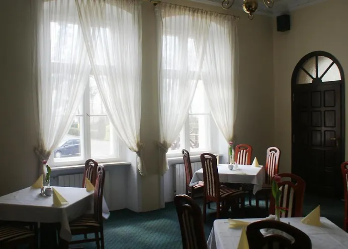 Dworek Restauracja Przyjecia מלון