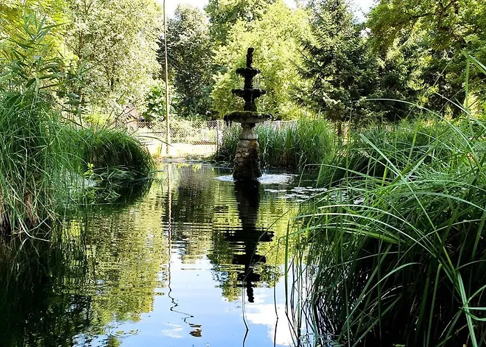 Dworek Restauracja Przyjecia מלון